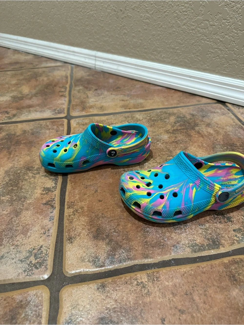 CROCS bright fun